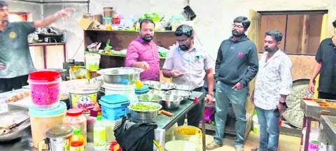 స్వీట్ షాపుల్లో తనిఖీలు