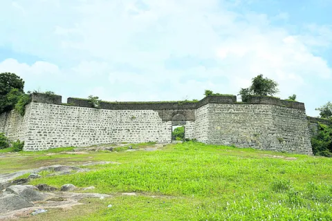 కోట ముందా.. పట్టా ముందా..!