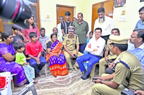 కానిస్టేబుల్ ప్రమోద్ కుటుంబానికి అండగా ఉంటాం..