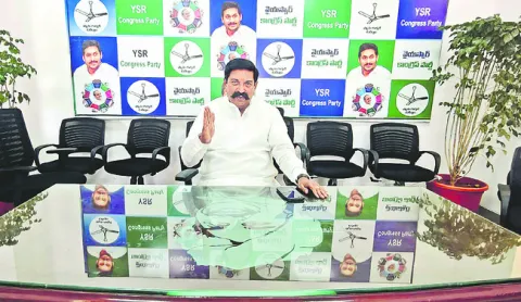 జర్నలిస్టులపై అక్రమ కేసులతో వేధింపులు దారుణం