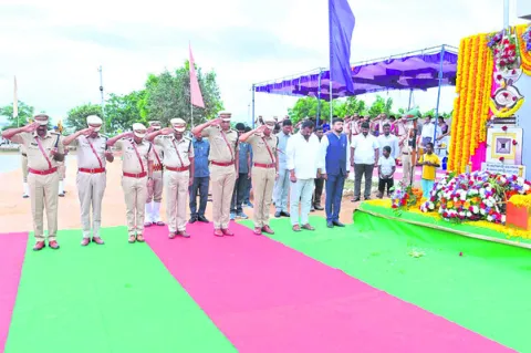 పోలీసు అమర వీరుల కుటుంబాలకు అండగా ఉంటాం