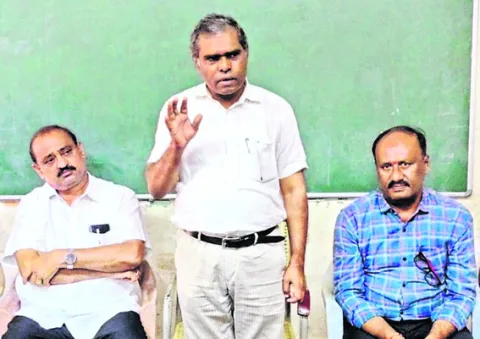 విద్యార్థులకు వ్యాస రచన, వక్తృత్వ పోటీలు