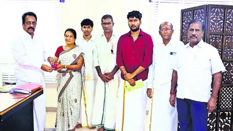 శ్రీకాళహస్తీశ్వరునికి బంగారు తొడుగు, రుద్రాక్షలు అందజేత