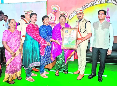 అమరుల సేవలు చిరస్మరణీయం