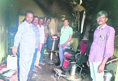 షార్ట్ సర్క్యూట్తో సెలూన్ షాపు దగ్ధం