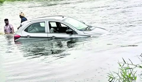 కారు  పోయిందే!