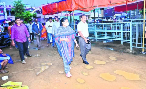 లోతట్టు ప్రాంతాల పరిశీలన