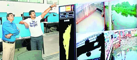 కంట్రోల్ రూంలో డిప్యూటీ సీఎం పర్యవేక్షణ