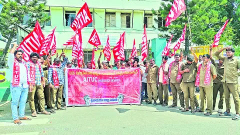 కార్మికుల సమస్యలు పరిష్కరించాలి