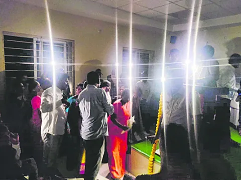 మంత్రి వివేక్ సభలో నిలిచిన విద్యుత్ సరఫరా