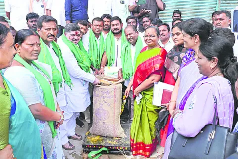 వాణిజ్య పంటలపై దృష్టి సారించాలి