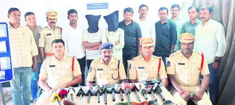 అంతర్రాష్ట్ర దొంగల అరెస్ట్