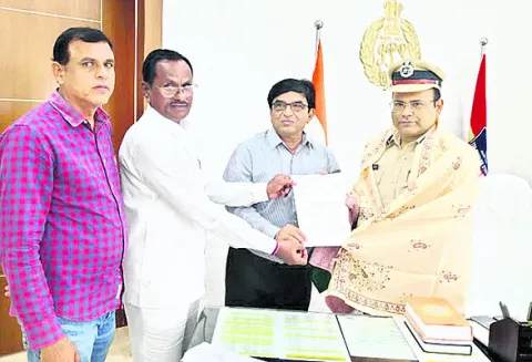 సీపీని కలిసిన రెడ్క్రాస్ సొసైటీ సభ్యులు