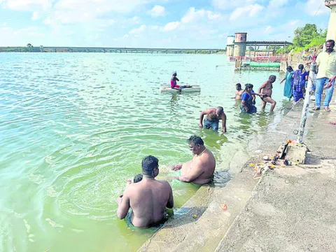 ఘాట్ల వద్ద రక్షణ కరువు