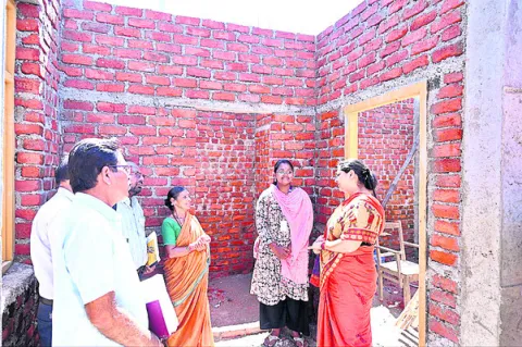 పేదల గూడు.. ‘ఉపాధి’ తోడు