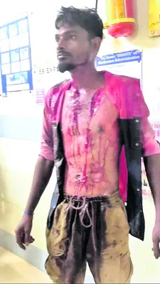 ● బ్లేడ్తో కోసుకున్న యువకుడు ● తాళ్లతో బంధించిన స్థాని