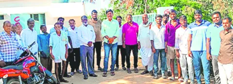 ఉపాధ్యాయుడ్ని సస్పెండ్ చేయాలి