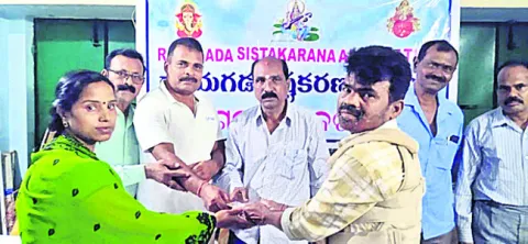 పేద విద్యార్థులకు అండగా ఉంటాం