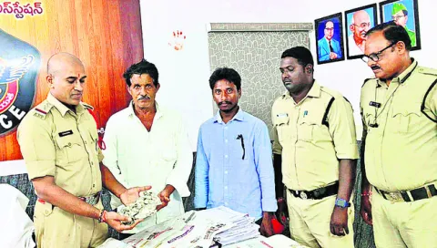 ఆలయ కమిటీ సభ్యులకు ఆభరణాల అందజేత