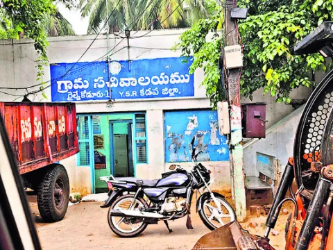 పంచాయతీ కార్మికులకు అందని వేతనాలు