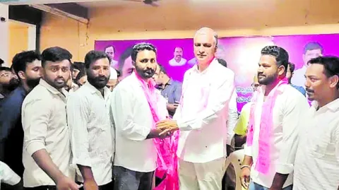 ఎమ్మెల్యే హరీశ్రావు సమక్షంలో చేరికలు