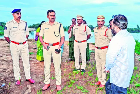 అనుక్షణం.. అప్రమత్తం