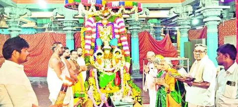 గరుడ వాహనంపై నృసింహుడి చిద్విలాసం