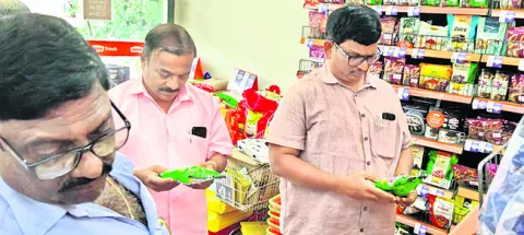 డిపార్ట్మెంటల్ స్టోర్లో కాలం చెల్లిన వంట నూనె ప్యాకె