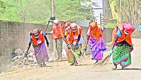 పారిశుద్ధ్య కార్మికులకు అల్పాహారం