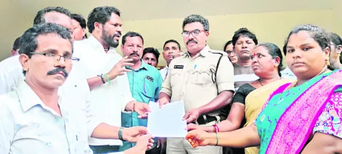 దళారులతో నిర్వాసితులకు సమస్యలు