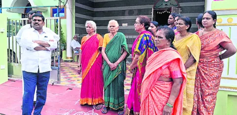 డబ్బులు చెల్లించాలంటూ మహిళల ఆందోళన