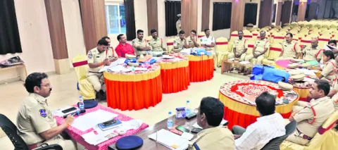 ప్రజలకు నిరంతరం సేవలందించాలి