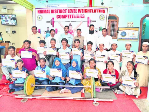 అట్టహాసంగా జిల్లాస్థాయి వెయిట్ లిఫ్టింగ్ పోటీలు
