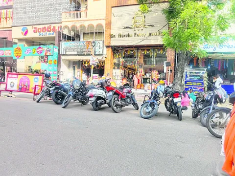 మార్కెట్ రోడ్డులో ఇష్టారీతిన పార్కింగ్