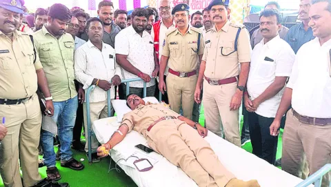 అమరవీరులను ఆదర్శంగా తీసుకోవాలి