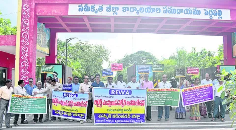 రిటైర్మెంట్ బెనిఫిట్స్ చెల్లించాలి