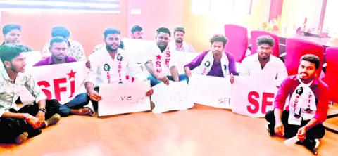 సమస్యలు పరిష్కరించాలని ధర్నా