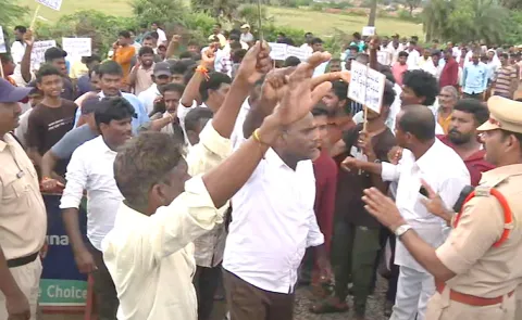 Rajayyapeta Fisher man Protest Infornt Of Collector