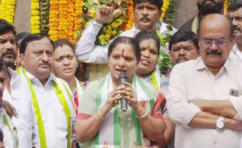 Kavitha Sorry To Telangana Movement Activists At Gun Park Before Start Janam Bata