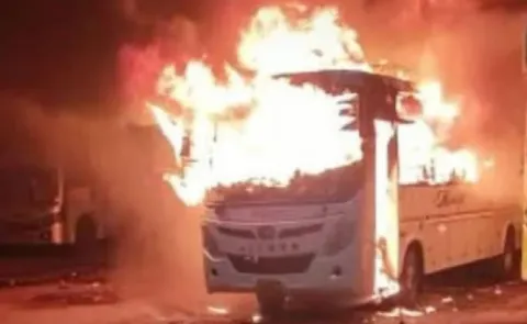 40 people escaped unhurt after a bus caught fire in Ranchi