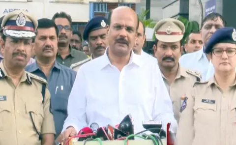 Dgp Shivadhar Reddy And Cp Sajjanar Visited Dcp Chaitanya