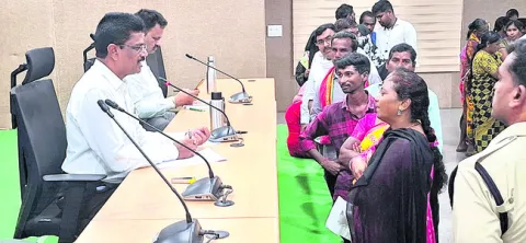 సమస్యలు పరిష్కరించాలి