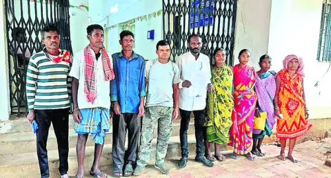 నెల రోజులుగా అంధకారంలోనే..