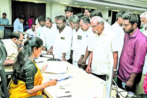 వినతులు త్వరగా పరిష్కరించాలి