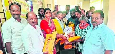 వరద బాధితులను ఆదుకోవాలి