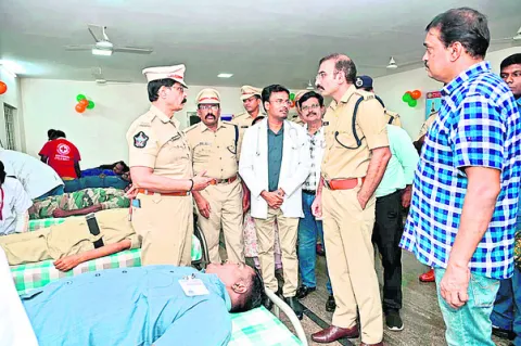 సామాజిక బాధ్యతలో పోలీసులు ముందుండాలి