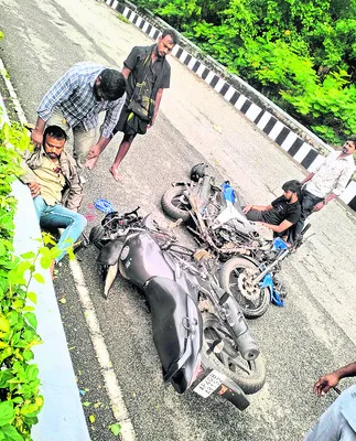 రెండు బైక్ల ఢీ..              ఇద్దరికి గాయాలు
