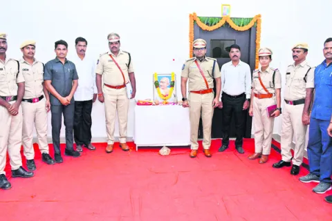 గాంధీజీ జీవితం ప్రతి ఒక్కరికీ ఆదర్శం