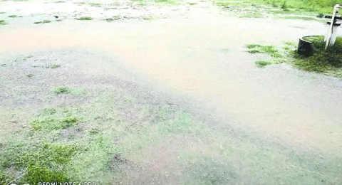 ● గంటన్నరకు పైగా ఏకధాటిగా.. ● జలమయమైన లోతట్టు ప్రాంతాలు