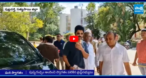 Tollywood Actor Vijay Devarakonda Visits Puttaparthi